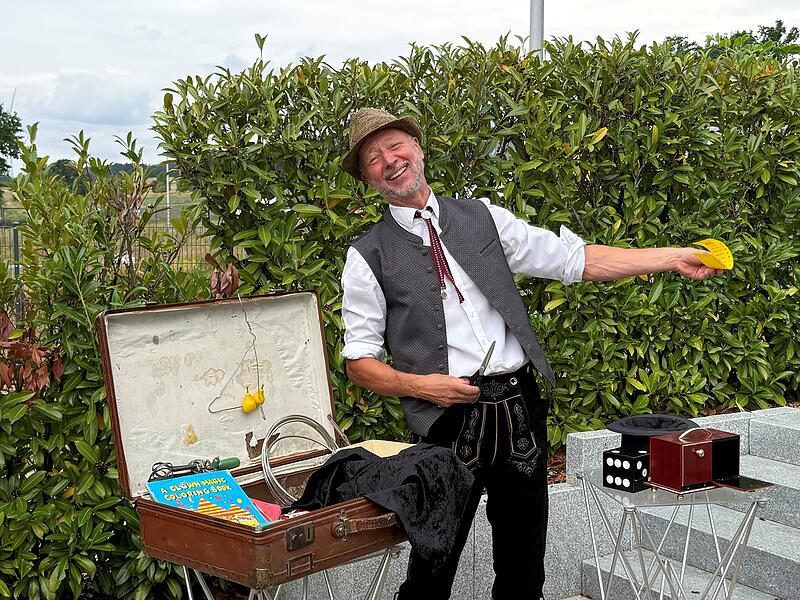 Zauberer Zauberer Manolo, alias Manfred Stark aus Höchstadt, verzaubert sein Publikum mit seinen raffinierten Tricks - und mit seinem Lächeln.