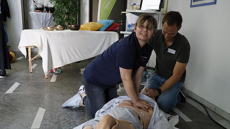 Claudia Russwurm und Christian Schwering vom Klinikum Coburg demonstrierten beim „Tag der Pflegeausbildung“eine Reanimation. Claudia Russwurm und Christian Schwering vom Klinikum Coburg demonstrierten beim „Tag der Pflegeausbildung“eine Reanimation.