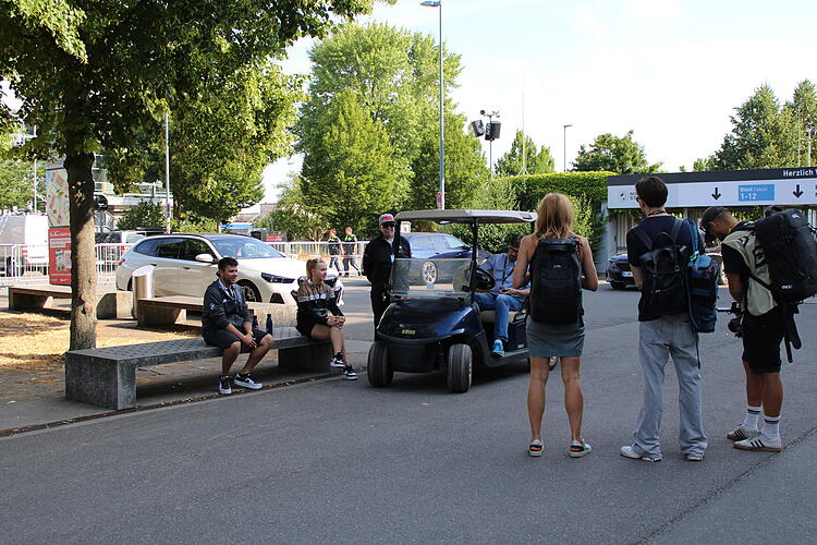Golf-Caddys wie dieses hier fungieren am Nürnberger Norisring als Shuttle für die Pressevertreter. Golf-Caddys wie dieses hier fungieren am Nürnberger Norisring als Shuttle für die Pressevertreter.