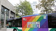 Regenbogenbus läutet den CSD Erlangen ein:  Der Christopher Street Day (CSD) wird diesen Herbst zum zweiten Mal in Erlangen gefeiert. Er soll dazu dienen, die Sichtbarkeit und Anerkennung der LGBTIQ*-Community zu stärken. Ausgerichtet wird der CSD seit dem Jahr 2020 vom Erlanger Verein #makeyourtownqueer e.V. Die Stadt Erlangen beteiligt sich mit verschiedenen Aktionen. Der Regenbogenbus der Erlanger Stadtwerke macht den Auftakt, er steuert zwei Monate lang verschiedene Haltestellen im regulä...
