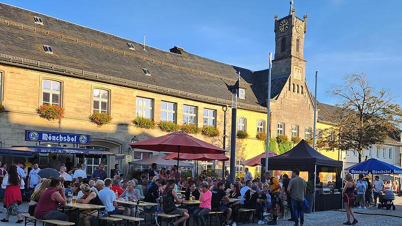 Bei bestem Wetter versammelten sich Teuschnitzer und Besucher aus umliegenden Orten zum Altstadtfest. Bei bestem Wetter versammelten sich Teuschnitzer und Besucher aus umliegenden Orten zum Altstadtfest.