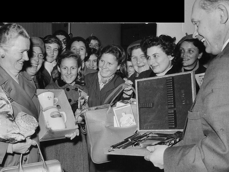 Die einst Einkaufstasche genannte Messe für die Hausfrau, hier ein Bild von 1956, heißt inzwischen Consumenta und richtet sich an die ganze Familie. Die einst Einkaufstasche genannte Messe für die Hausfrau, hier ein Bild von 1956, heißt inzwischen Consumenta und richtet sich an die ganze Familie.