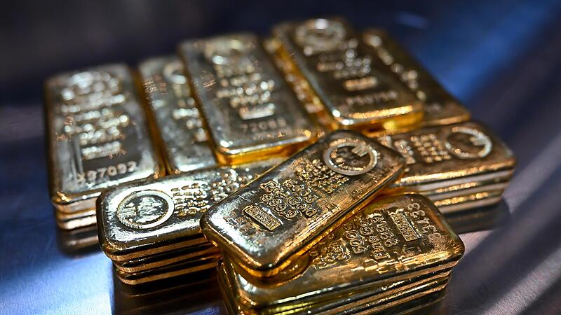 Goldbarren liegen  in einem Tresor auf einem Tisch. Zurzeit ist das Edelmetall der Stoff, aus dem die Tr&auml;ume der Anleger gemacht sind &ndash; oder deren Albtr&auml;ume.