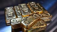 Goldbarren liegen  in einem Tresor auf einem Tisch. Zurzeit ist das Edelmetall der Stoff, aus dem die Tr&auml;ume der Anleger gemacht sind &ndash; oder deren Albtr&auml;ume.