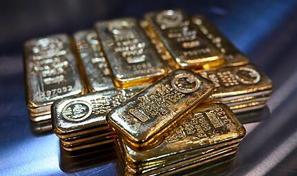 Goldbarren liegen  in einem Tresor auf einem Tisch. Zurzeit ist das Edelmetall der Stoff, aus dem die Tr&auml;ume der Anleger gemacht sind &ndash; oder deren Albtr&auml;ume.