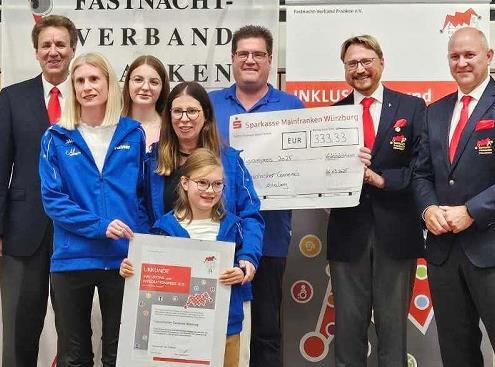 Auf dem Bild (von links): Marco Anderlik (Präsident Fastnachtverband FVF), Cynthia Teubert, Johanna Scheuerer, Julia Weissenberger, Nele Göbel, Frank Oswald (Gesellschaftspräsident GCA), Tobias Brand (Vizepräsident FVF) und Jürgen Förster (Bezirks...