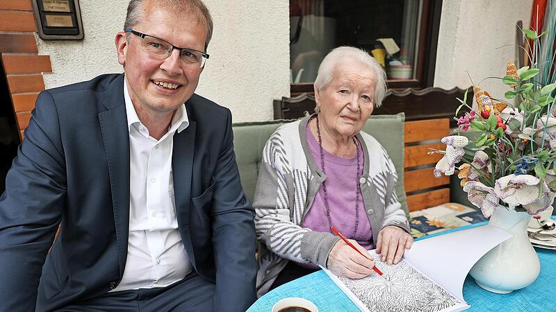 Die 90-jährige Jubilarin Barbara Fischer zeigte ihre selbstgemachten Häkelblumen und Ausmalbilder. Die 90-jährige Jubilarin Barbara Fischer zeigte ihre selbstgemachten Häkelblumen und Ausmalbilder.