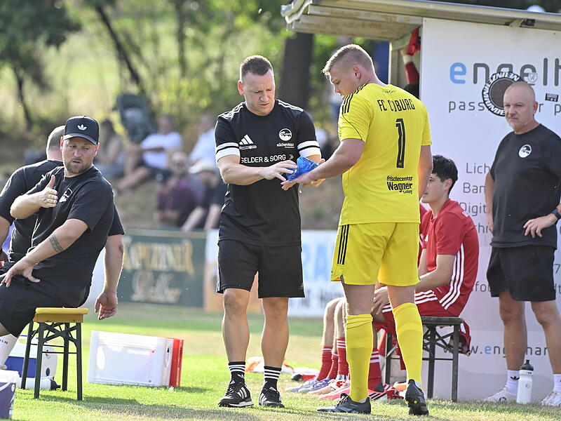 Der Coburger Co-Trainer Fritz K&uuml;hlenz k&uuml;hlt die Hand von Keeper Luis Krempel. Der Stammtorwart f&auml;llt l&auml;nger aus.
