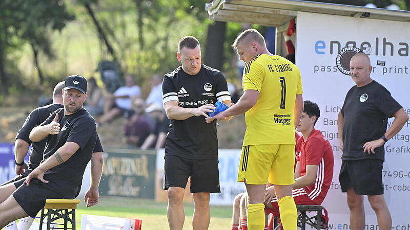 Der Coburger Co-Trainer Fritz K&uuml;hlenz k&uuml;hlt die Hand von Keeper Luis Krempel. Der Stammtorwart f&auml;llt l&auml;nger aus.
