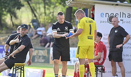 Der Coburger Co-Trainer Fritz K&uuml;hlenz k&uuml;hlt die Hand von Keeper Luis Krempel. Der Stammtorwart f&auml;llt l&auml;nger aus.