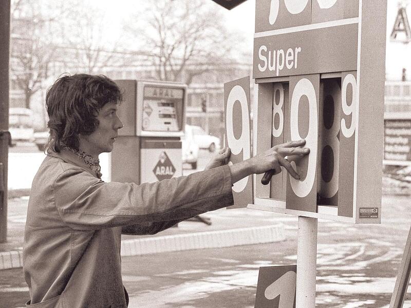 Blick zurück auf den Februar 1976: Ein Tankstellenmitarbeiter wechselt die Preistafel für Superbenzin: Der Preis wurde damals auf 99,9 Pfennig pro Liter angehoben.    Blick zurück auf den Februar 1976: Ein Tankstellenmitarbeiter wechselt die Preistafel für Superbenzin: Der Preis wurde damals auf 99,9 Pfennig pro Liter angehoben.   