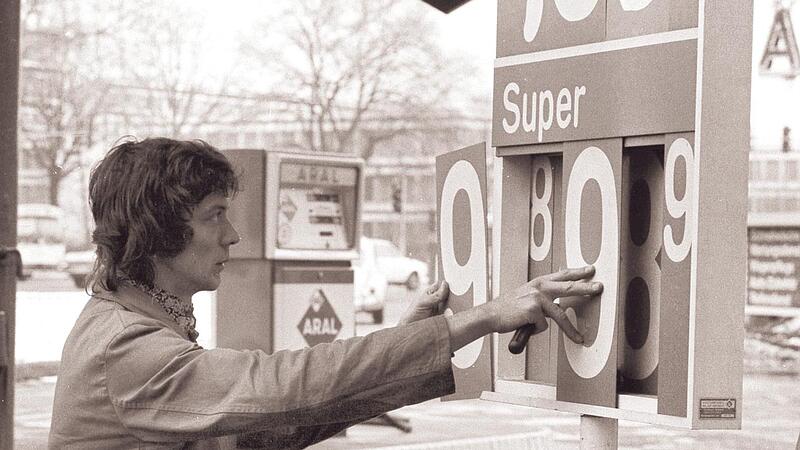 Blick zur&uuml;ck auf den Februar 1976: Ein Tankstellenmitarbeiter wechselt die Preistafel f&uuml;r Superbenzin: Der Preis wurde damals auf 99,9 Pfennig pro Liter angehoben.   