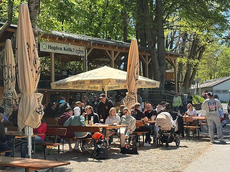 Am Freitag, 1. Mai, ist der Hopfenkeller Herzogenaurach in die Biergartensaison 2026 gestartet.