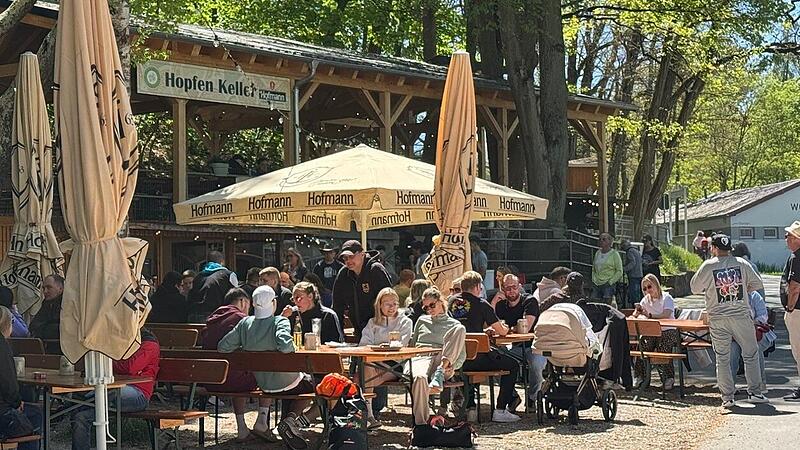 Am Freitag, 1. Mai, ist der Hopfenkeller Herzogenaurach in die Biergartensaison 2026 gestartet.
