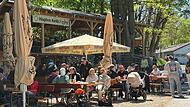 Am Freitag, 1. Mai, ist der Hopfenkeller Herzogenaurach in die Biergartensaison 2026 gestartet.