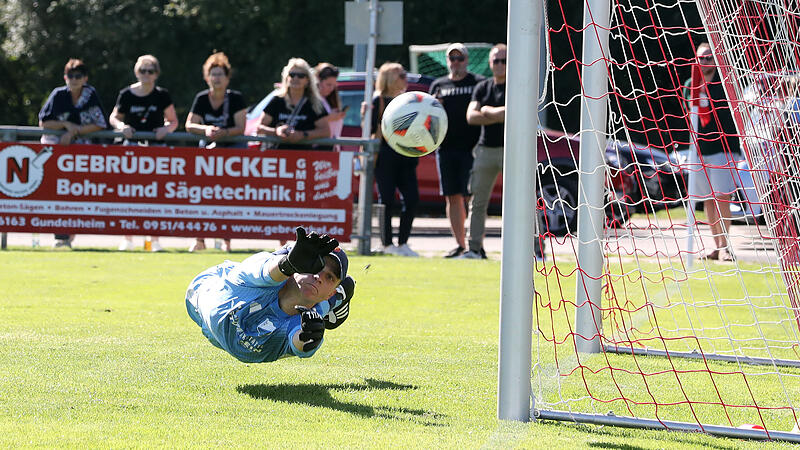 Sehenswerte Parade des Weichendorfer Torwarts Johannes Pfister, der im Heimspiel gegen die SG Scheßlitz/Zeckendorf den Ball noch um den Pfosten lenkt. Sehenswerte Parade des Weichendorfer Torwarts Johannes Pfister, der im Heimspiel gegen die SG Scheßlitz/Zeckendorf den Ball noch um den Pfosten lenkt.