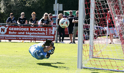 Sehenswerte Parade des Weichendorfer Torwarts Johannes Pfister, der im Heimspiel gegen die SG Sche&szlig;litz/Zeckendorf den Ball noch um den Pfosten lenkt.