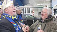 KiKaG-Präsident Michael Müller verkündete den Namen des Schlappmaulordensträgers 2023/24 und verlieh Bürgermeisterin Astrid Glos den ersten Sessionsorden.