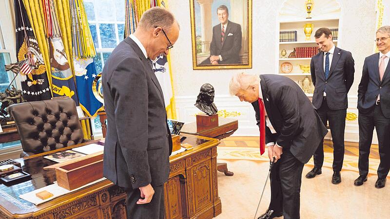 Friedrich Merz hatte einen Minigolfschl&auml;ger als Gastgeschenk dabei, in den die Flaggen Deutschlands und der USA eingraviert sind. Donald Trump probierte ihn gleich aus.