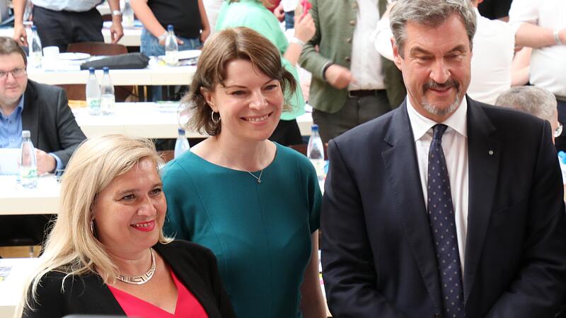 Melanie Huml (links) und Markus S&ouml;der am Samstag mit Emmi Zeulner in Naila bei der Wahl des CSU-Bezirksvorsitzenden Oberfranken