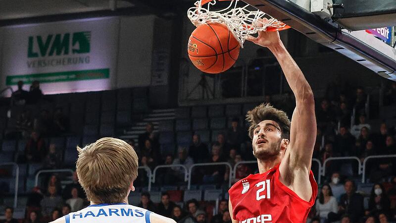 Bambergs junger Center Gabriel Chachashvili (r.), der am Donnerstag 23 Jahre alt wurde, bekommt es unter den Körben mit den erfahrenen  Bundesliga-Haudegen Martin Breunig und John Bryant zu tun.