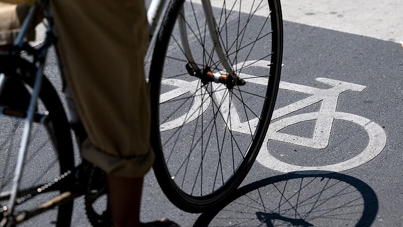 Radfahren in der Kissinger Innenstadt (Symbolbild)