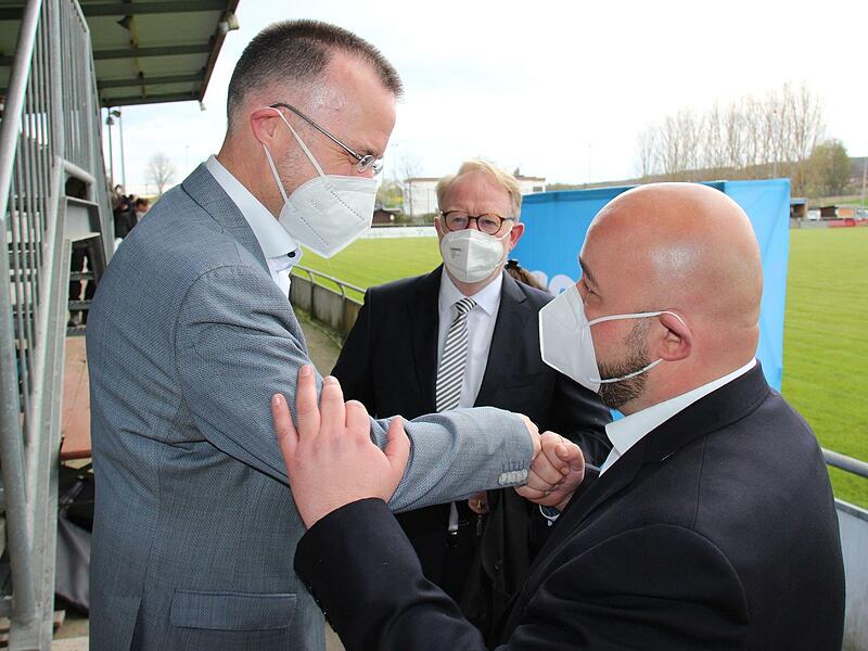 Jonas Geissler (rechts) und der unterlegene René Boldt (links); im Hintergrund Hans Michelbach. Showdown im Mai 2021: CSU-Kandidat Jonas Geissler (rechts) und der unterlegene René Boldt (links) unmittelbar nach Bekanntgabe des Wahlergebnisses der CSU; im Hintergrund der damalige Noch-Bundestagsabgeordnete Hans Michelbach.
