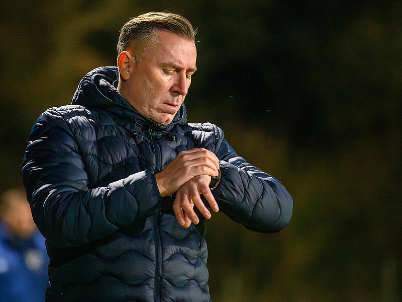 ASV-Vereinsvorsitzender Manfred Schmidt bescheibt Trainer Bernd Fuchsbauer als "niemals zufrieden". Das, so Schmidt, sei jedoch dessen Stärke und mache ihn zu einem starken Coach, der das beste aus der Mannschaft herausholen wolle. ASV-Vereinsvorsitzender Manfred Schmidt bescheibt Trainer Bernd Fuchsbauer als "niemals zufrieden". Das, so Schmidt, sei jedoch dessen Stärke und mache ihn zu einem starken Coach, der das beste aus der Mannschaft herausholen wolle.