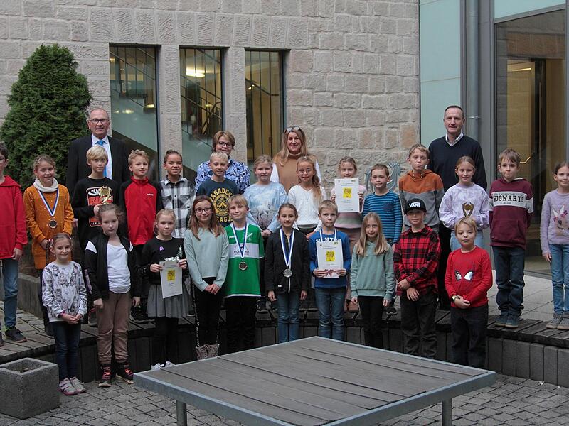 An den zwölf Grundschulen wurden diese Mädchen und Jungen „Schulbeste“ und konnten die Glückwünsche von Horst Brochloss-Gerner, Organisatorin Kristina Lang, Schulamtsdirektorin Susanne Vodde und  Bürgermeister Michael Ziegler (hintere Reihe von li...