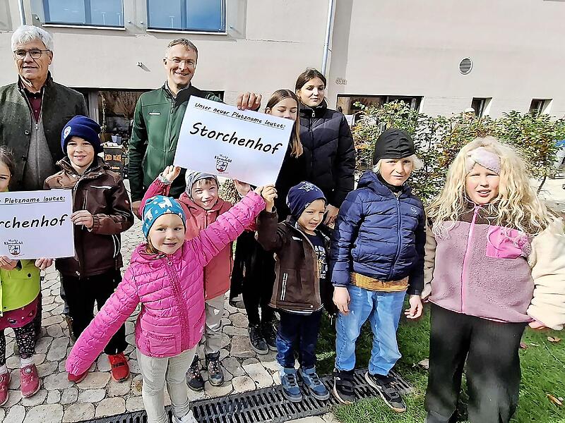 Der Name ist gefunden: „Storchenhof“ heißt nun das Neunerareal. Es freuen sich der Bürgermeister, seine Stellvertreter und die Jüngsten im Ort.