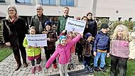 Der Name ist gefunden: „Storchenhof“ heißt nun das Neunerareal. Es freuen sich der Bürgermeister, seine Stellvertreter und die Jüngsten im Ort.