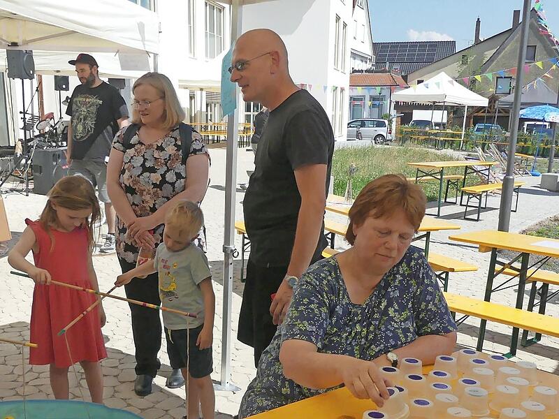 An den Spielstationen konnten sich die Kinder und ihre Eltern abwechslungsreich beschäftigen. An den Spielstationen konnten sich die Kinder und ihre Eltern abwechslungsreich beschäftigen.