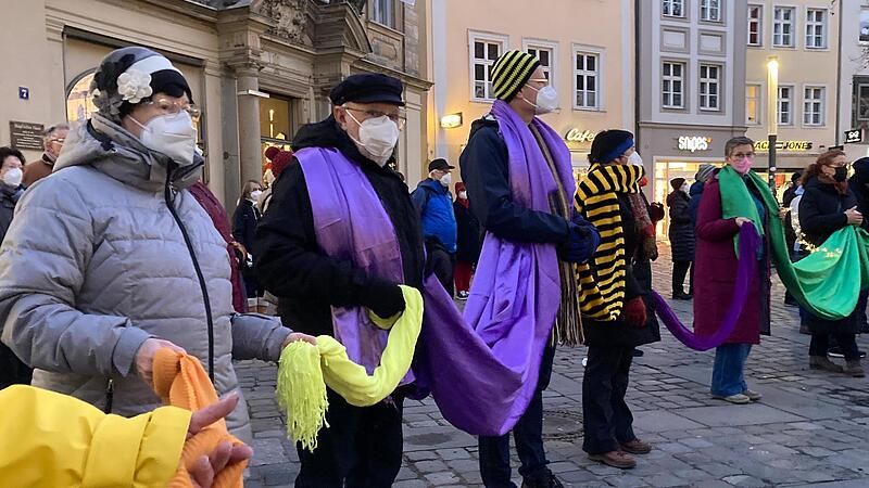 Am Montagabend schlängelte sich eine „Solidarische Menschenkette“ durch Bamberg.