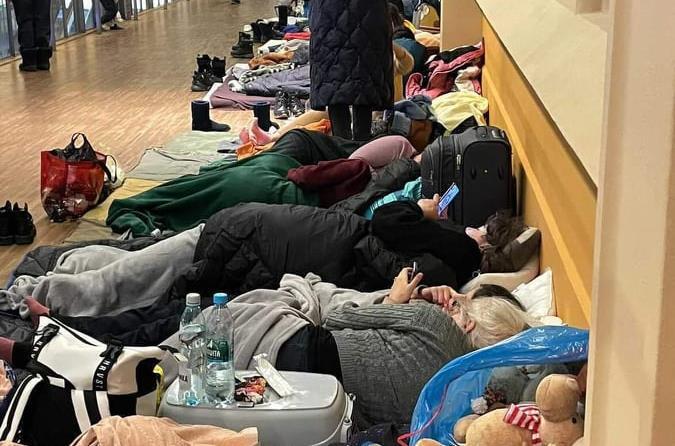 Im Bahnhof von Breslau schlafen die geflüchteten Menschen auf dem Fußboden. Im Bahnhof von Breslau schlafen die geflüchteten Menschen auf dem Fußboden.