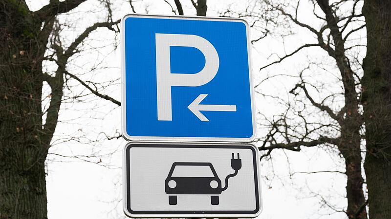 Elektroautos d&uuml;rfen in Bayern kostenlos parken