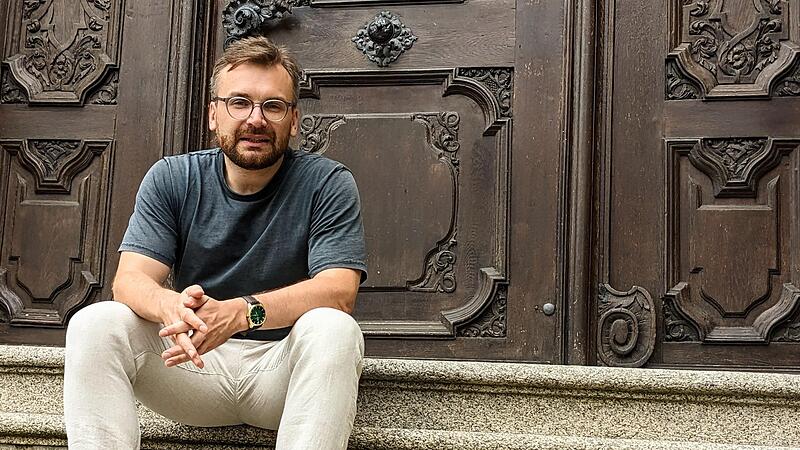 Michael Pietrucha auf den Stufen des Künstlerhauses, auf denen die Namen der aktuellen Bewohner angebracht sindForchheim & Fränkische Schweiz Michael Pietrucha auf den Stufen des Künstlerhauses, auf denen die Namen der aktuellen Bewohner angebracht sindForchheim & Fränkische Schweiz