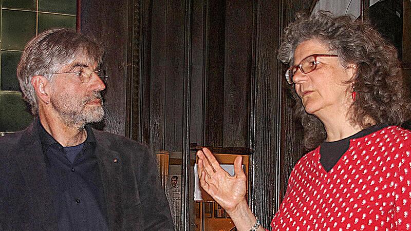 Theater-Chefin Anne Maar (rechts) begrüßte im Theater Schloss Maßbach Professor Thomas Niehr (links) zum Vortrag „die Grenzen des Sagbaren“.