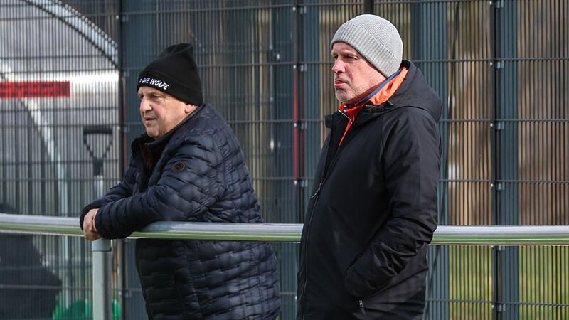 Frank Hauck (rechts) ist am Sonntag doppelt gefordert: als Trainer in der Kreisliga und als Bürgermeisterkandidat in Steinwiesen. Frank Hauck (rechts) ist am Sonntag doppelt gefordert: als Trainer in der Kreisliga und als Bürgermeisterkandidat in Steinwiesen.
