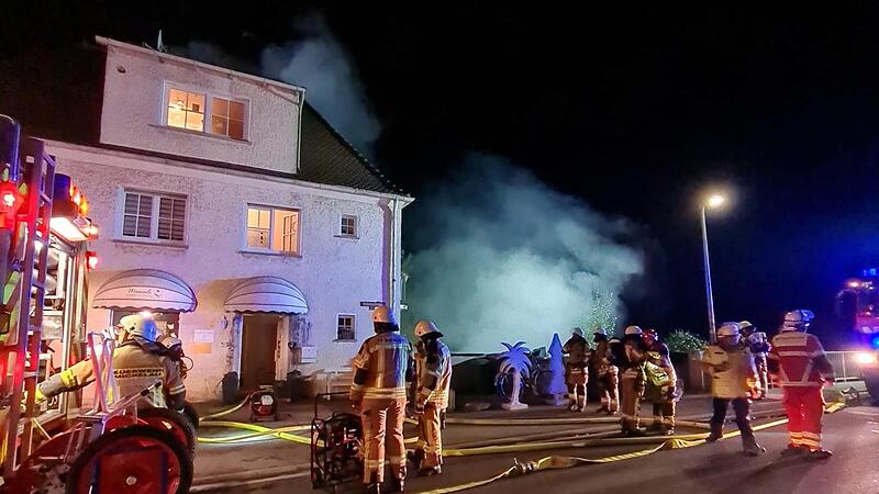 Starke Rauchentwicklung entstand beim Brand eines Mehrfamilienhauses in der Nacht zum Dienstag in der Michelauer Bahnhofstraße.
