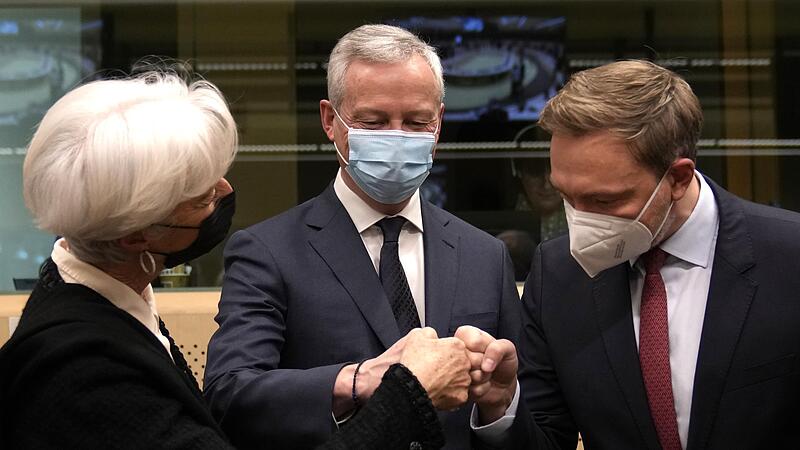 EZB-Präsidentin Christine Lagarde begrüßt den französischen Finanzminister Bruno Le Maire (Mitte) und den deutschen Kassenwart Christian Lindner (FDP) während des Treffens der Finanzminister in Brüssel.