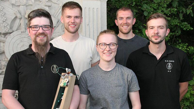 Mitglieder der Bundesligamannschaft der Sch&uuml;tzengesellschaft Coburg f&uuml;r die neue Saison 2022/2023: (v. l.) Lorenz Gluth, David Koenders, Sabrina Ho&szlig;l und der Sportliche Leiter Andreas Geuter. Es fehlen: Andreas Thum, Maxi Reuter, Katharina Stang,...