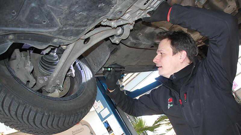 Das Ingenieurbüro Krug ist das erste Unternehmen, das sich im Woffendorfer Gewerbegebiet ansiedelt. Prüfingenieur Marco Krug überprüft bei einem Importfahrzeug, ob die Felgen freigängig sind.