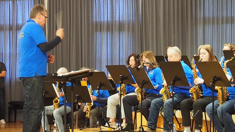 2014 wurde das Saxorchester, unter der Leitung von Kuno Holzheimer gegründet. Zur Eröffnung der Feierlichkeit im großen Saal, erklang Happy Birthday in drei verschiedenen Interpretationen 2014 wurde das Saxorchester, unter der Leitung von Kuno Holzheimer gegründet. Zur Eröffnung der Feierlichkeit im großen Saal, erklang Happy Birthday in drei verschiedenen Interpretationen