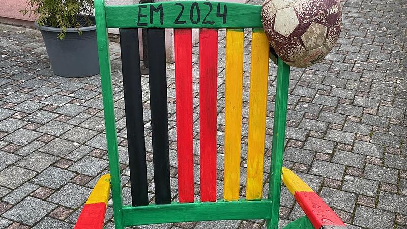 80 Stühle wurden in Ramsthal zu verschiedenen Themen gestaltet und sind Eyecatcher der Kunstwoche an vielen Stellen im Dorf.