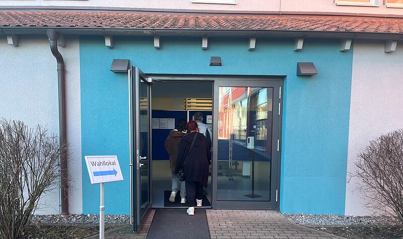 Bundestagswahl Hammelburg In Hammelburg nutzen die Bürgerinnen und Bürger noch die letzten Sonnenstrahlen und verknüpfen ihre Stimmenabgabe mit einem ausgiebigen Spaziergang.