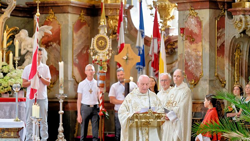 Bayerischen Wollk&ouml;nigin Franziska II.  in Vierzehnheiligen gek&uuml;rtBayerischen Wollk&ouml;nigin Franziska II.  in Vierzehnheiligen gek&uuml;rt