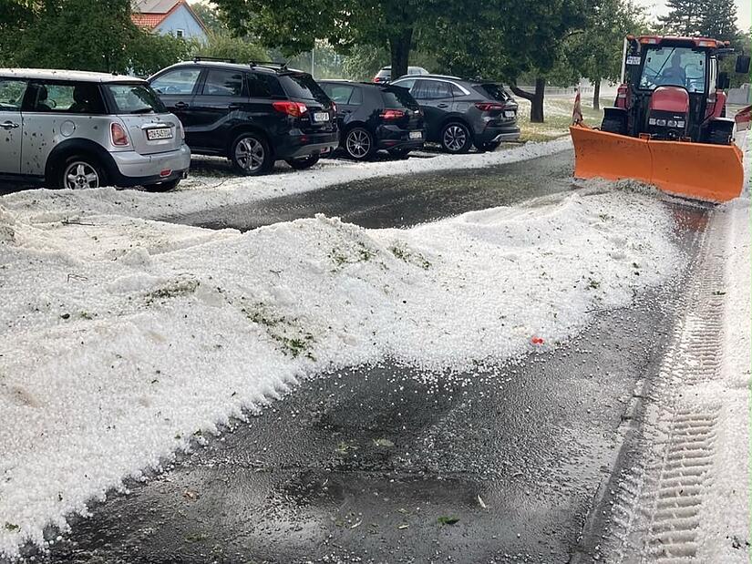 Der Schneeschieber kam im Burghausen zum Einsatz – wohl das erste Mal überhaupt im Juli. Der Schneeschieber kam im Burghausen zum Einsatz – wohl das erste Mal überhaupt im Juli.
