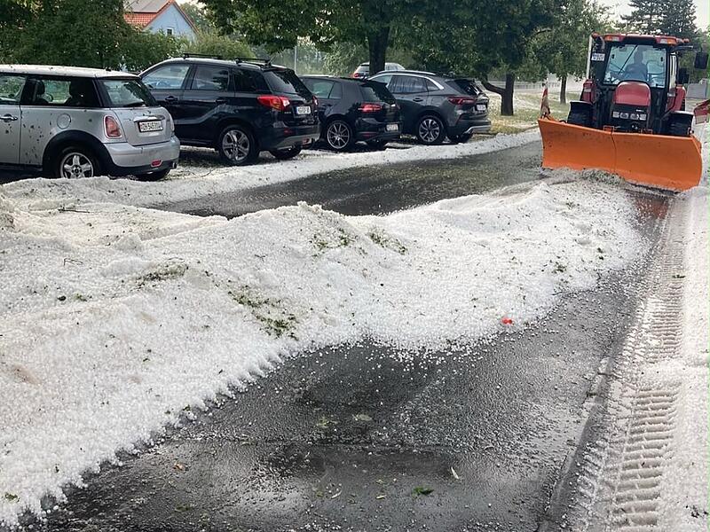 Der Schneeschieber kam im Burghausen zum Einsatz &ndash; wohl das erste Mal &uuml;berhaupt im Juli.