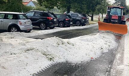Der Schneeschieber kam im Burghausen zum Einsatz &ndash; wohl das erste Mal &uuml;berhaupt im Juli.