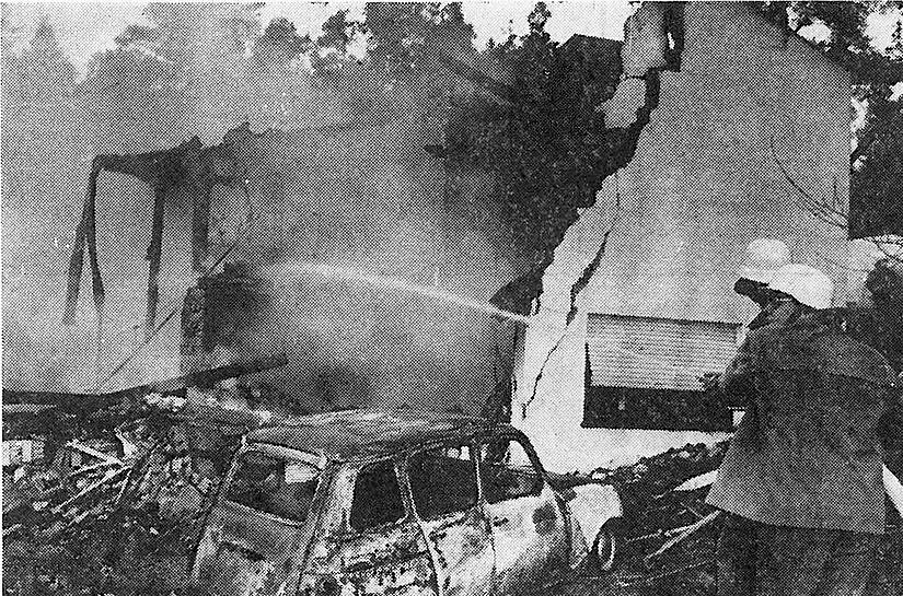 Zwei Feuerwehrmänner bei den Löscharbeiten nach dem Absturz.Forchheim & Fränkische Schweiz